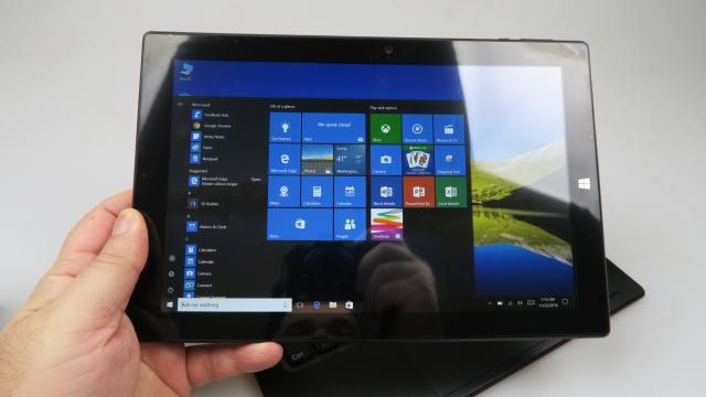 <b>Onda OBook 20 Plus Review</b>Iată-ne şi în 2017 cu o nouă tableta dual boot, de această dată un model de la Onda, companie cu o experienţă ce se întinde până în 1989. Avem de-a face aici cu un model cu ecran de 10 inch, mai compact decât ce am testat în ultima vreme, dar transformat