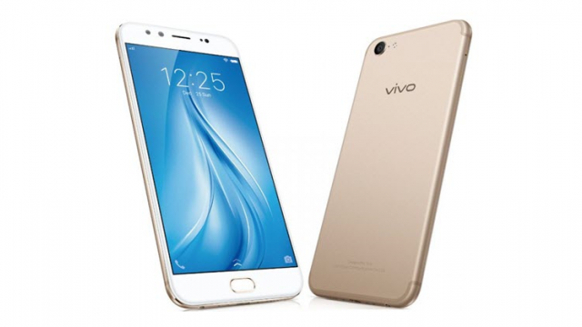 <b>Vivo lansează phablet-ul V5 Plus ce ne aduce o cameră foto selfie duală și 4 GB RAM</b>Odată cu modelul V5 Lite, cei de la Vivo au anunțat astăzi și lansarea smartphone-ului numit V5 Plus. Acesta se remarcă prin dotări hardware ceva mai bine puse la punct, dar și printr-o cameră foto selfie duală similară cu cea văzută acum ceva timp pe