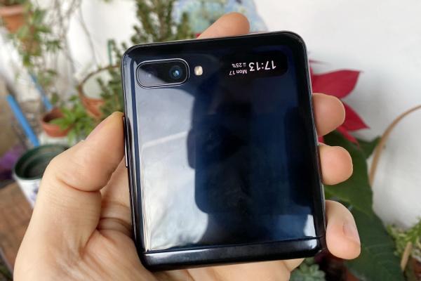 Samsung Galaxy Z Flip: Design clar evoluat faţă de Moto RAZR şi Galaxy Fold