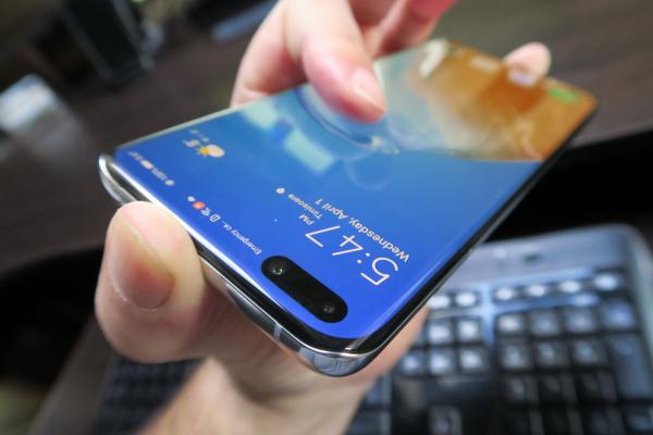 Huawei P40 Pro: Display foarte luminos, imersiv, curbat și cu refresh rate de 90 Hz