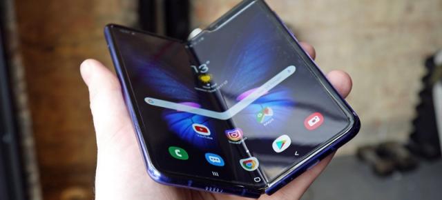 Samsung Galaxy Fold primește abia acum actualizarea la Android 10, cu One UI 2.1 la pachet