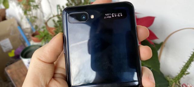 Samsung Galaxy Z Flip: Design clar evoluat faţă de Moto RAZR şi Galaxy Fold