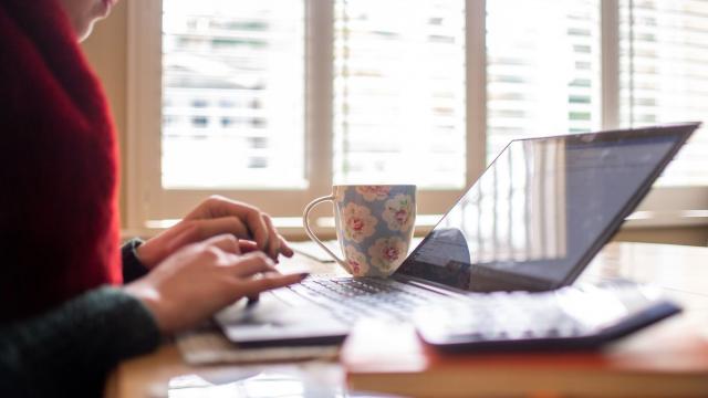 <b>(P) Soluțiile ideale pentru lucrul de acasă: Office 2019 la 29.50 euro sau Office 2016 la 19.79 euro și Windows 10 pentru sub 10 euro</b>În situația actuală mulți dintre noi suntem nevoiți să lucrăm de acasă, acesta urmând a fi noul trend global potrivit experților de pe piață. Ideea de a lucra de acasă fără a avea salariul afectat și a fi în siguranță este cu siguranță apreciată 