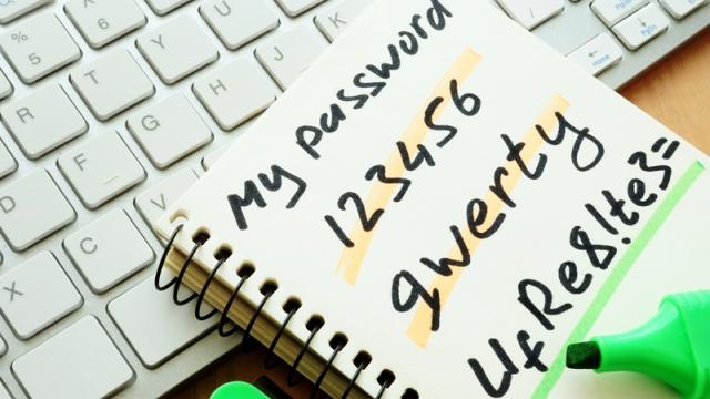 <b>iOS 14 ar putea veni cu noi funcţii de password management, mai sigure şi complexe; iCloud Keychain evoluează</b>Apple a pariat pe logarea prin sistemul propriu anul trecut, lansând odată cu iOS 13 şi conceptul de "Sign In with Apple ID", în site-uri, reţele de socializare şi servicii. Acum vrea să aducă prin iOS 14 un sistem de password management 