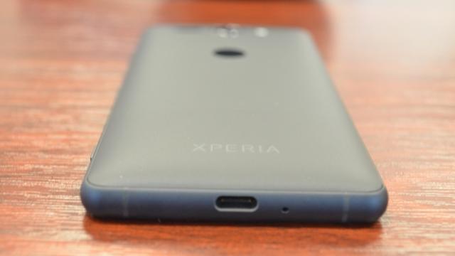 <b>Sony afirmă că renunțarea la jack-ul audio de pe seria Xperia XZ2 a fost necesară pentru schimbarea la nivel de look</b>Prima parte a anului a mai făcut o companie din zona smartphone să renunțe la jack-ul audio, aceea fiind chiar Sony prin modelele Xperia XZ2 și Xperia XZ2 Compact. Aceste terminale nu aduc celebrul port audio, bazându-se pe un adaptor