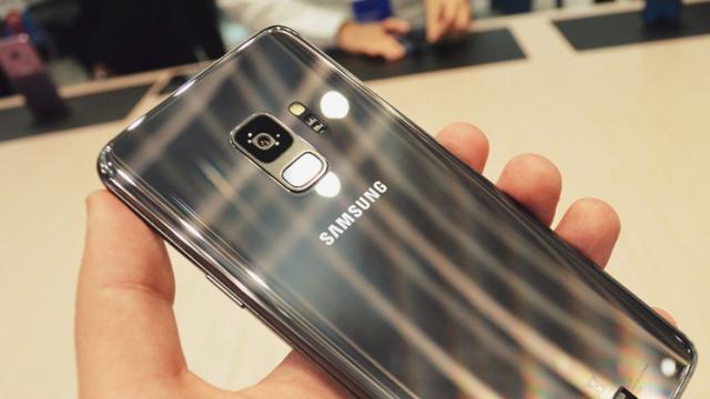 <b>Samsung Galaxy S9 primeşte o actualizare software care îi rezolvă din bug-uri; Iată despre ce e vorba</b>Cum se întâmplă în majoritatea cazurilor, smartphone-urile recent anunțate pe piață se livrează și cu câteva bug-uri la pachet, probleme care sunt rapid rezolvate de către companii precum se întâmplă și în cazul de față cu cei de la Samsung