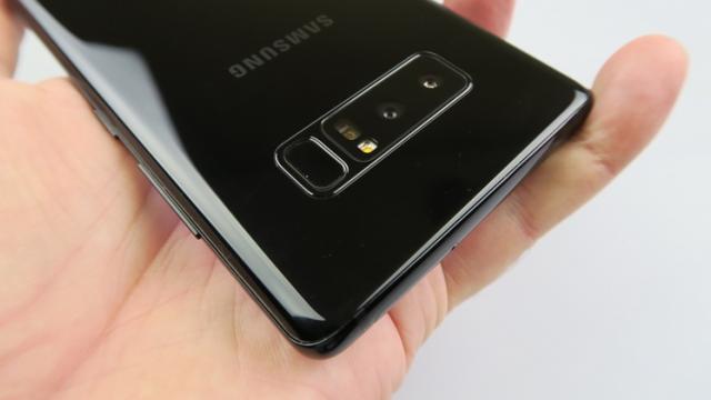 <b>Samsung Galaxy Note 8 primește actualizarea la Android Oreo în Franța; Curând și în alte regiuni</b>Weekend-ul aduce o veste bună utilizatorilor de Samsung Galaxy Note 8, aceea că sud-coreenii au început distribuirea actualizării la Android Oreo. Primele confirmări ale update-ului vin din Franța și asta poate însemna că actualizarea nu este departe