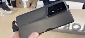 MWC 2024: HONOR Magic V2 RSR Porsche Design hands-on: Am pus mâna pe pliabilul ușor și subțire de 2699 euro (Video)