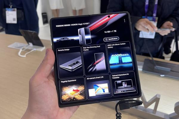 HONOR Magic V2 RSR Porsche Design - Fotografii hands-on