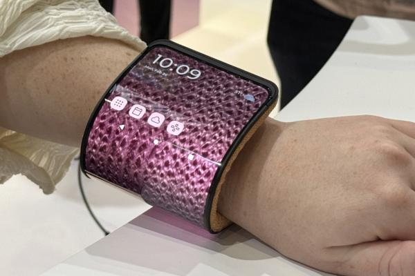 MWC 2024: Acel moment când înfăşori un telefon în jurul încheieturii - Motorola Adaptive Display Demo (Video)
