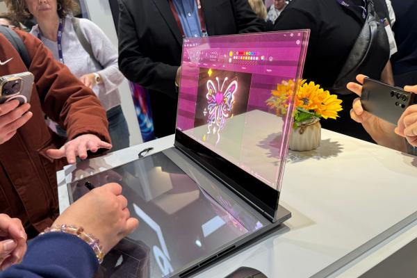 Laptop Lenovo transparent - Foto MWC 2024