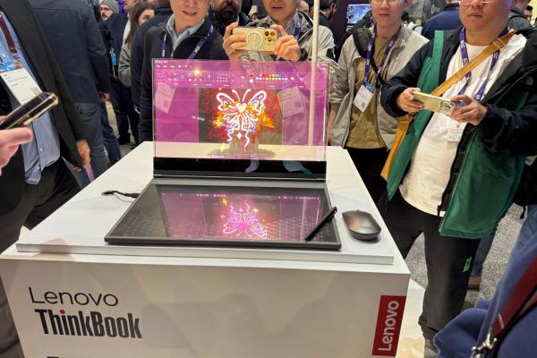 MWC 2024: Cum arată laptopul cu ecran transparent de la Lenovo pe viu, ThinkBook Transparent Display Laptop Concept (Video)