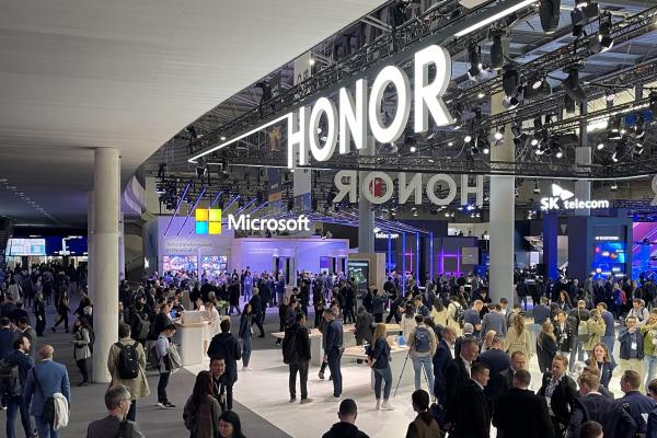 MWC 2024: Turul standului Honor - flagship-ul Magic6 Pro la loc de cinste, test de rezistență, pliabil de lux Porsche Design și laptop cu AI