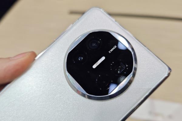 MWC 2024: HUAWEI Mate X5 Hands-on: Pliabil tip carte confortabil și elegant, cu un CPU misterios sub capotă și senzor periscopic în spate