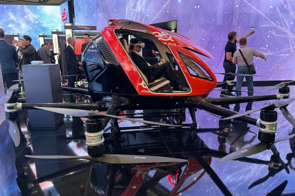 MWC 2024: "Roboţii ne vor lua joburile" - robotul umanoid Ameca şi drona taxi autonom la standul Etisalat (Video)