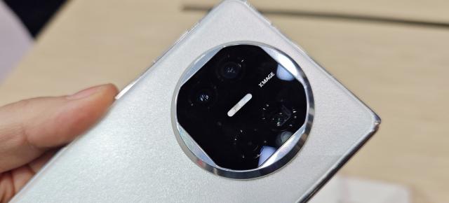 MWC 2024: HUAWEI Mate X5 Hands-on: Pliabil tip carte confortabil și elegant, cu un CPU misterios sub capotă și senzor periscopic în spate