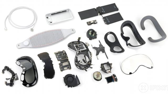 <b>Cât costă să produci un Apple Vision Pro? Ecranul e 10% din preţ!</b>În aceste zile se discută mult despre Apple Vision Pro, după ce Dorian Popa, George Buhnici şi... colegul Alex au avut ocazia să se joace cu ele şi să ne ofere impresii. Produsul nu se vinde încă oficial în România, dar îl găseşti pe căi neoficiale