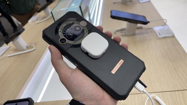 <b>MWC 2024: Blackview BL9000 Pro video hands-on - Telefon cu ecran dual şi 5G, corp robust, produs inedit găsit în Barcelona</b>MWC 2024 nu a fost doar despre roboţi, AI, laptopuri transparente. Am dat o tură şi pe la standul Blackview, pentru că am auzit că acolo e un telefon cu adevărat inedit: Blackview BL9000 Pro, care are două ecrane, 5G, corp robust şi alte surprize.