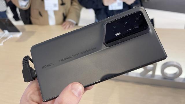 <b>MWC 2024: HONOR Magic V2 RSR Porsche Design hands-on: Am pus mâna pe pliabilul ușor și subțire de 2699 euro (Video)</b>HONOR Magic V2 e disponibil de ceva timp în Europa, inclusiv în România. Totuși, compania are în portofoliu și un așa-zis HONOR Magic V2 RSR Porsche Edition, un telefon care marchează parteneriatul strategic dintre compania chineză și faimosul producător