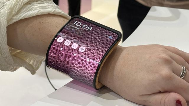 <b>MWC 2024: Acel moment când înfăşori un telefon în jurul încheieturii - Motorola Adaptive Display Demo (Video)</b>Unul dintre cele mai inedite dispozitive prezente la MWC 2024, show-ul tech din Barcelona este cu siguranţă Motorola Adaptive Display. L-am mai văzut şi în 2023, dar niciodată pe viu şi niciodată aşa de aproape. E vorba despre un telefon care se pliază