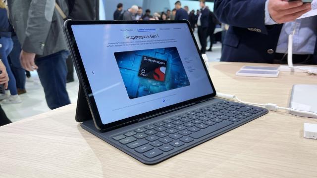 <b>MWC 2024: HONOR Pad 9 hands-on - Tabletă cu ecran 2.5K. 5G, Snapdragon 6 Gen 1 drept CPU</b>La MWC 2024 Honor nu a adus doar noul telefon flagship Honor Magic6 Pro, ci şi o tabletă. E vorba despre un model midrange, accesibil pentru toate buzunarele, un HONOR Pad 9, pe care colegul Claudiu a pus mâna şi ne oferă impresii în clipul de mai jos