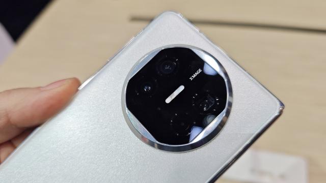 <b>MWC 2024: HUAWEI Mate X5 Hands-on: Pliabil tip carte confortabil și elegant, cu un CPU misterios sub capotă și senzor periscopic în spate</b>Cel mai nou pliabil din portofoliul HUAWEI este modelul Mate X5. El nu se vinde în Europa, a debutat doar în China momentan, dar Alex a reușit să pună mâna pe acesta la stand-ul companiei din cadrul MWC 2024. Interesant e că rulează EMUI bazat pe Android