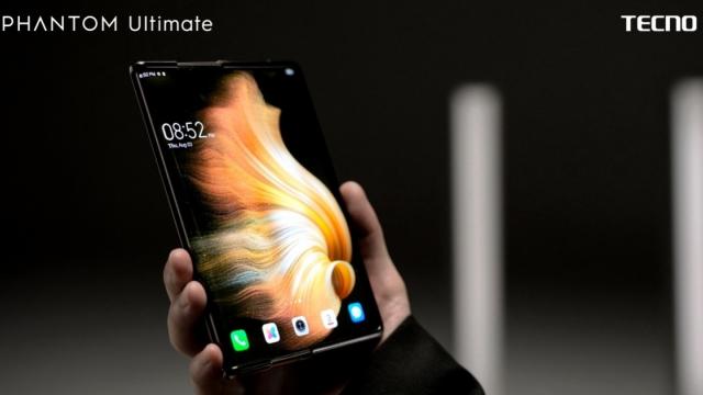 <b>MWC 2024: Tecno prezintă Phantom Ultimate - Prototip funcțional de smartphone rulabil, cu deschidere în 1.3 secunde</b>Compania Tecno are multe proiecte la care lucrează. Anul trecut prezenta un concept de smartphone rulabil - Phantom Ultimate. Ei bine, iată că în cadrul MWC 2024 ceea ce acum câteva luni era doar un clip tip teaser video, a fost „transpus” în realitate