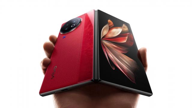 <b>vivo va lansa până la urmă smartphone-uri pliabile în 2024; Modelul X Fold 3 Pro va avea sub capotă procesor Snapdragon 8 Gen 3</b>Un zvon ciudat apărea în online acum câteva zile, atunci când se vehicula că OPPO, vivo și OnePlus ar putea renunța la dezvoltarea telefoanelor pliabile. Totuși, iată că apar pe web tot mai multe informații despre pliabilele pregătite de aceste companii