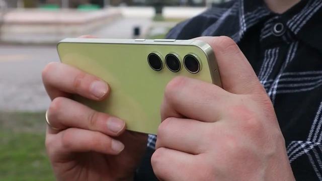 <b>Samsung Galaxy A55 primește un hands-on detaliat înainte de lansare și aflăm ce se schimbă la capitolul performanță față de predecesor</b>Deși avem o mulțime de leak-uri la activ, lansarea lui Samsung Galaxy A55 întârzie și pare că firma sud-coreeană așteaptă momentul oportun pentru a aduce pe piață acest smartphone. Trebuie să mai treacă și valul de interes din jurul târgului 