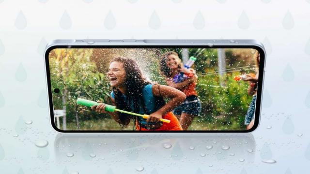 <b>Samsung Galaxy A55 este acum oficial și vine cu până la 12 GB RAM plus design familiar</b>Începutul de săptămână ne aduce o lansare proaspătă, cea a lui Samsung Galaxy A55 - un telefon cu multe leak-uri la activ care acum este în sfârșit oficial. Noul smartphone adoptă un design familiar predecesorului și din păcate nu scăpăm 