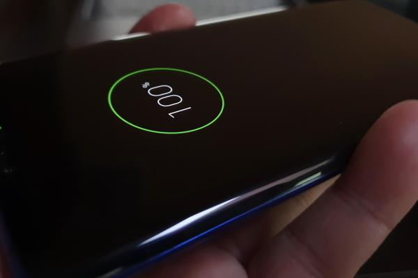 Nu am putut măsura la ce procent de încărcare ajunge Huawei Mate 20 Pro într-o oră