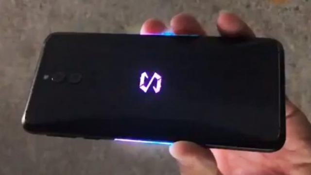 <b>Xiaomi Black Shark 2 ar putea fi numit de fapt Black Shark Helo; Lansarea sa are loc mâine</b>Cu 24 ore înainte de lansarea smartphone-ului de gaming Xiaomi Black Shark 2 aflăm o informație importantă, aceea că telefonul ar putea debuta sub o altă denumire și nu cea știută până acum. Se vorbește despre numele Black Shark Helo care