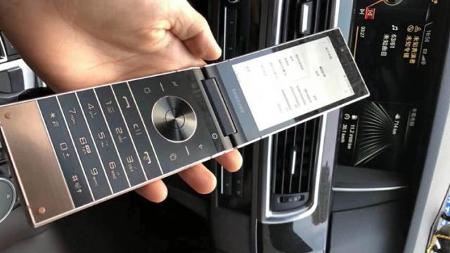 <b>Samsung W2019 apare într-un clip hands on; Telefon cu clapetă şi butoane numerice la preţ mare (Video)</b>Smartphone-ul cu clapetă Samsung W2019 bifează astăzi o nouă apariție în online, telefon care va fi comercializat doar pe piața din China și asta la un preț foarte piperat. Va aduce totuși dotări hardware high-end precum un procesor 