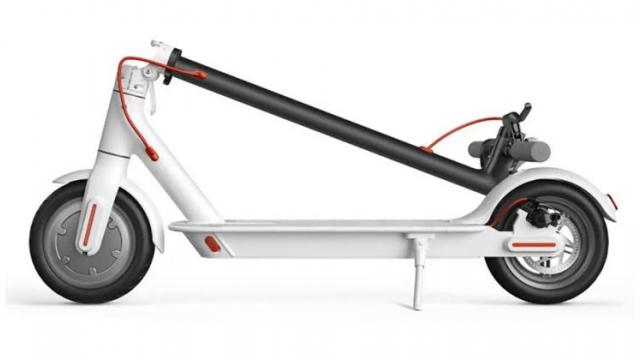 <b>Trotineta electrică pliabilă Xiaomi M365 ajunge în stocul evoMAG.ro! Iată suma la care se vinde</b>Dacă sunteți familiarizați cu produsele Xiaomi atunci știți faptul că această companie are un portofoliu diversificat de produse, de la smartphone-uri, tablete, ceasuri inteligente și până la aparate de gătit orez, sau în cazul de față la trotinete