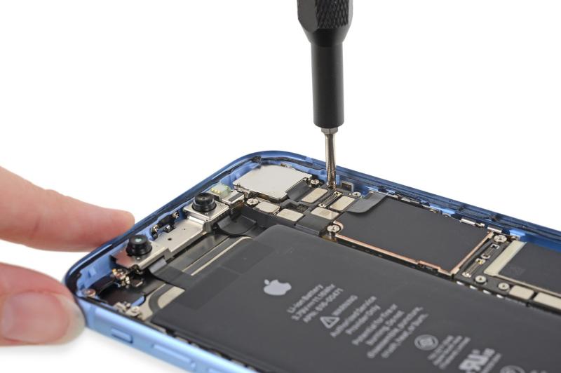 iPhone XR dezasamblat de iFixit: 1414gYFb3VNVBBIe.huge.jpg