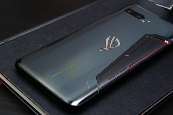 ASUS ROG Phone II Review în Română (Telefon eSports Republic of Gamers)