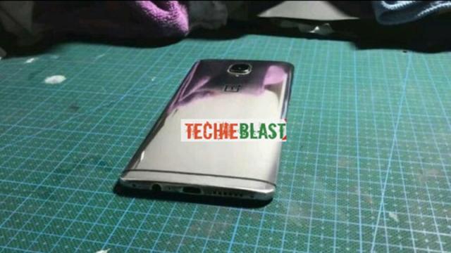 <b>OnePlus 3T se afișează într-o nouă variantă de culoare; se numește Chromium și rivalizează cu aspectul Xperia XZ Premium</b>Nu demult chinezii de la OnePlus au anunțat lansarea unei versiuni de OnePlus 3T pe negru mat, variantă ce ar putea fi urmată de una cromată dacă este să ne luăm după fotografiile pe care le-am găsit astăzi. Vedem aici o nuanță numită Chromium care 