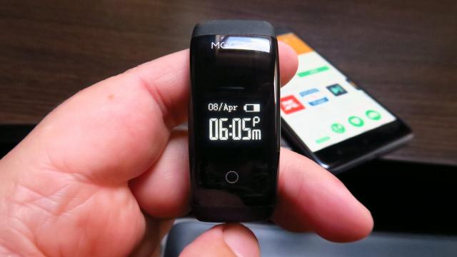 <b>MGCOOL Band 2 Review: brăţară de fitness accesibilă ca preţ, funcţională şi destul de comodă, un pic zeloasă cu pedometrul (Video)</b>În aceste zile cred că îşi freacă mâinile producătorii de echipamente de fitness, pentru că a apărut soarele, vine şi vara în curând şi lumea vrea să dea burta jos. Şi pentru a o face mai evident e nevoie şi de un fitness tracker, iar noi am testat unul..