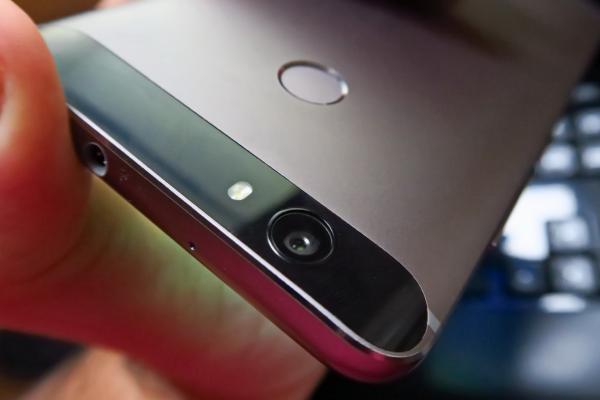 Huawei Nova: Cameră de calitate mai ales pe timp de zi, selfie-uri de excepție şi blitz excelent