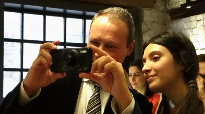 Primele impresii despre Moto Z şi ale sale Moto Mods: de la dublarea bateriei, la zoom marca Hasselblad şi proiector pe telefon (Video)