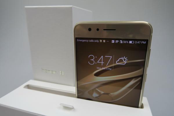 Huawei Honor 8 Unboxing: cel mai arătos telefon Huawei testat de noi până acum e scos din cutie aici (Video)