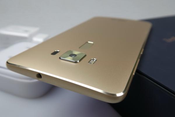 ASUS ZenFone 3 Deluxe ZS570KL Unboxing: ZenFone 3 în versiunea de lux, cu corp metalic, upgrade la toate capitolele