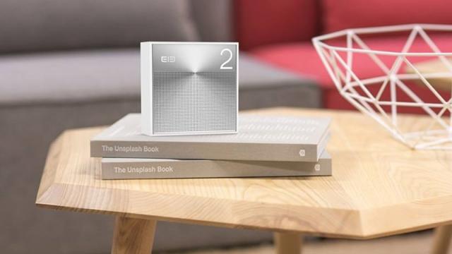 <b>Elephone ELE Box este o mini boxă portabilă cu baterie integrată ce promite până la 6 ore de playback audio continuu</b>Chinezii de la Elephone produc pe lângă smartphone-uri și o serie de gadget-uri interesante precum această mini boxă portabilă despre care aflăm astăzi. Produsul de față se numește Elephone ELE Box și el aduce la pachet o baterie de 1000 mAh care promite