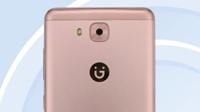 <b>Gionee F5 este certificat de agenția chineză TENAA; smartphone de 5.3 inch cu baterie de 4000 mAh</b>Iată că agenția chineză TENAA certifică astăzi un nou smartphone pregătit de către Gionee și anume modelul Gionee F5 pe care îl vedeți în imaginile de mai jos. Acesta ne va oferi un display de 5.3 inch, 3 GB memorie RAM și o baterie generoasă de 4000 mAh