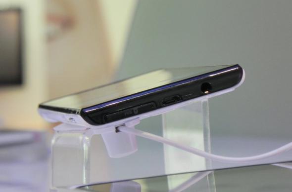 MWC 2012: Huawei Ascend P1 preview - telefon subțire cu Android 4.0, display Super AMOLED (Video): dscn0680jpg.jpg