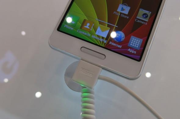 MWC 2013: LG Optimus F7 ni se prezintă la prima atingere (Video): lg_optimus_f7_04jpg.jpg