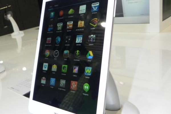 Acer Iconia A1-830 hands on preview: tabletă accesibilă cu carcasă din aluminiu și ecran de 7.9 inch (Retro MWC 2014 - Video)