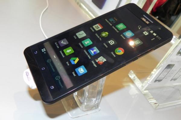 MWC 2014: ASUS Zenfone 6 hands on preview - telefon de 6 inch cu interfață interesantă (Video)