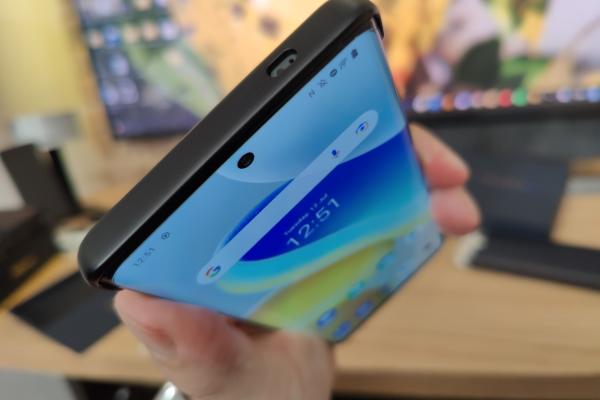 vivo X80 Pro: Acustică stereo corectă, nu exagerat de gălăgioasă şi primim şi căşti