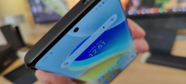 vivo X80 Pro: Acustică stereo corectă, nu exagerat de gălăgioasă şi primim şi căşti